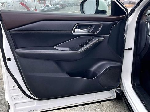 Used 2021 Nissan Rogue SV w/ Premium Package image 9