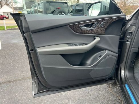 Used 2022 Audi Q8 Premium image 13