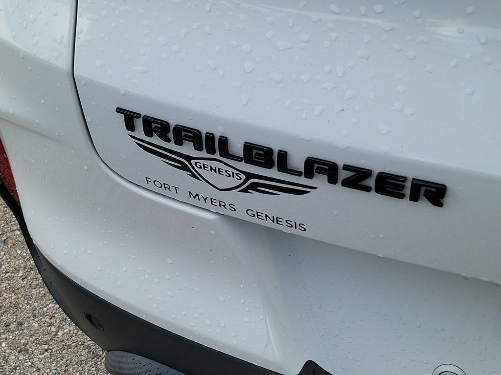 Used 2021 Chevrolet TrailBlazer RS w/ Sun and Liftgate Package FWD image 10