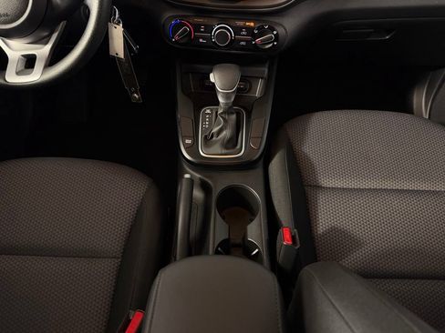 Used 2025 Kia Soul LX w/ LX Technology Package FWD image 17
