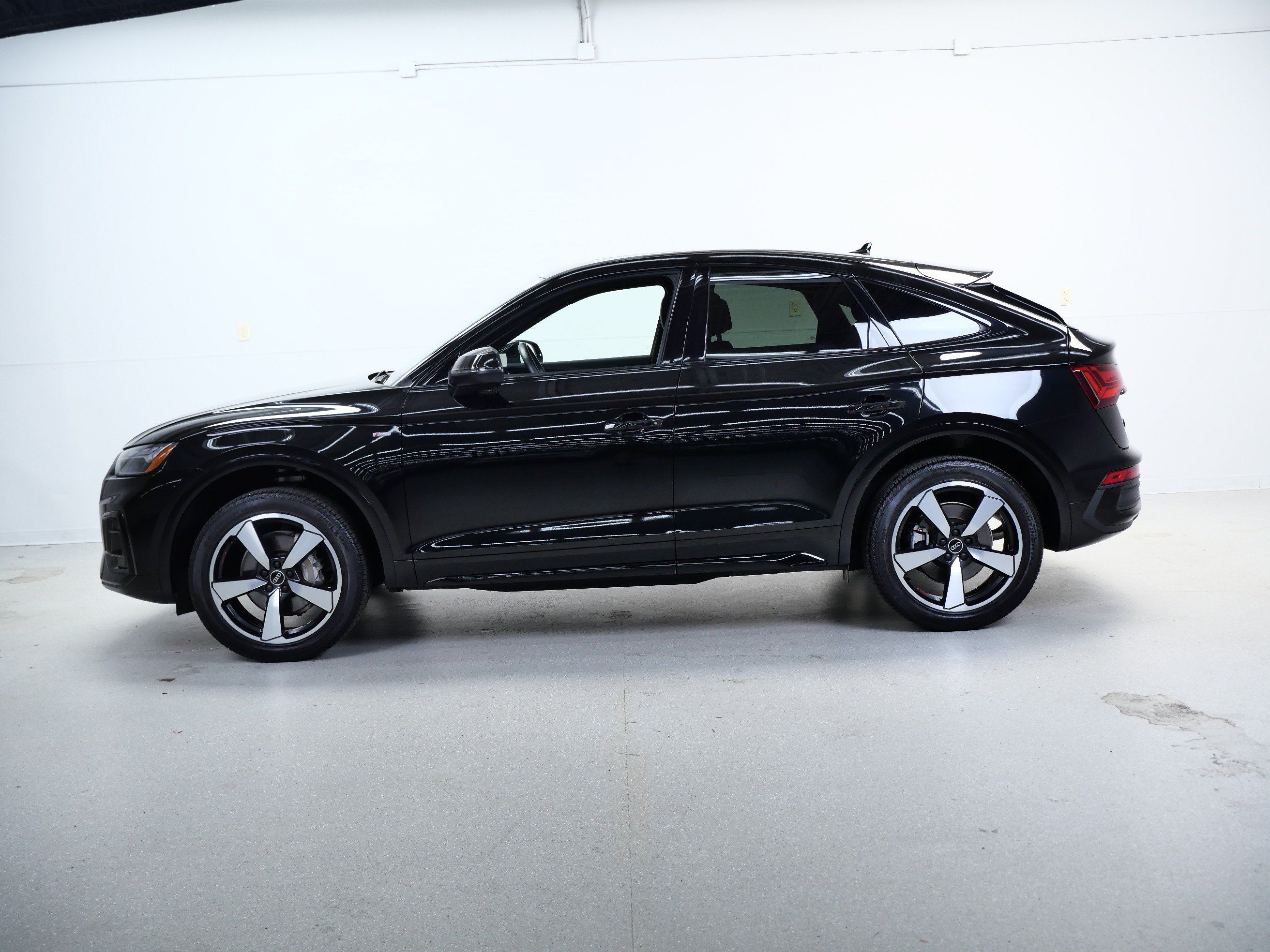 Used 2023 Audi Q5 2.0T Premium Plus w/ Premium Plus Package AWD/4WD image 10