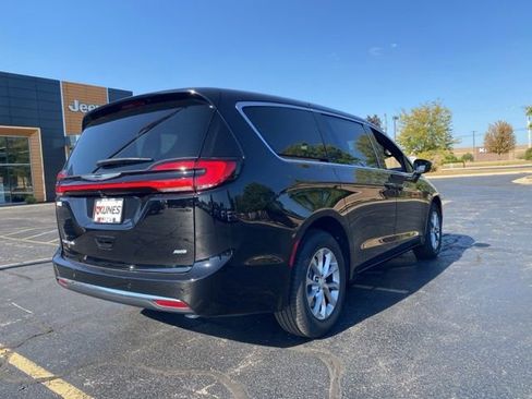 New 2026 Chrysler Pacifica Select image 8