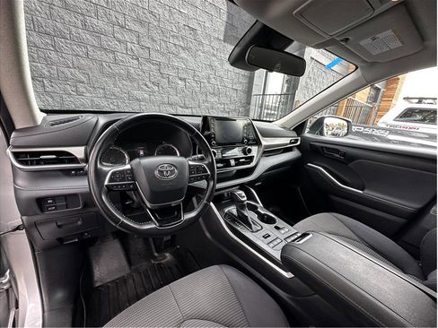 Used 2020 Toyota Highlander LE image 2