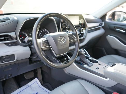 Used 2020 Toyota Highlander XLE FWD image 7