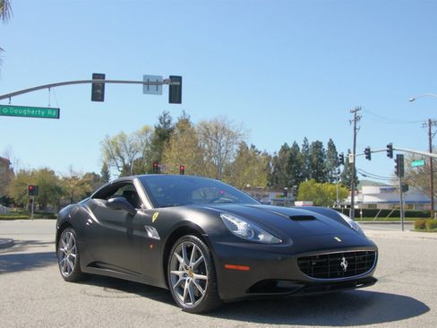 Used 2014 Ferrari California image 2