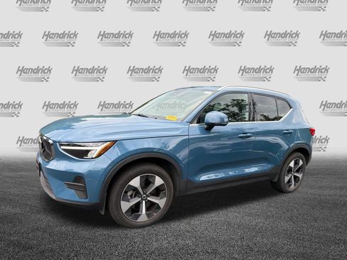Used 2025 Volvo XC40 B5 Core AWD/4WD image 8