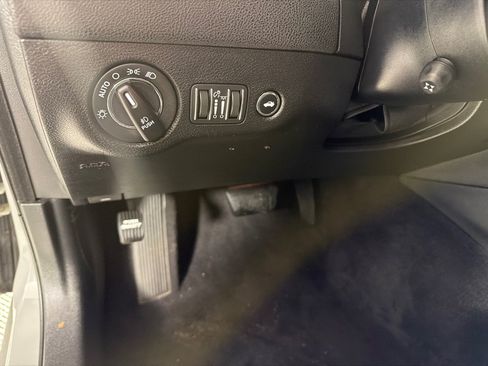 Used 2019 Chrysler 300 Limited RWD image 14
