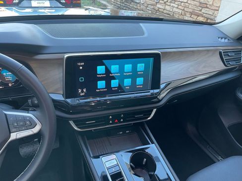 Used 2025 Volkswagen Atlas SE image 18