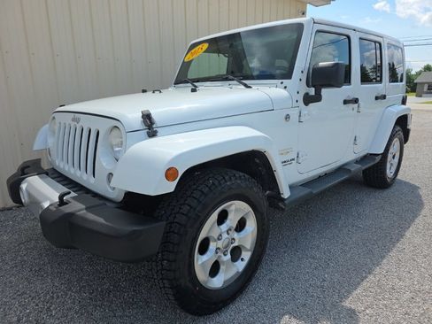 Used 2015 Jeep Wrangler Unlimited Sahara w/ Connectivity Group AWD/4WD image 11