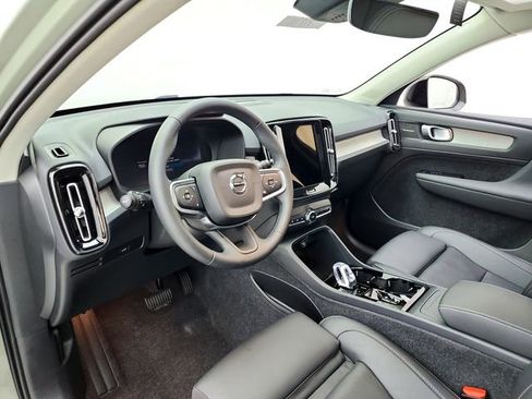 Certified 2025 Volvo XC40 B5 Plus AWD/4WD image 20