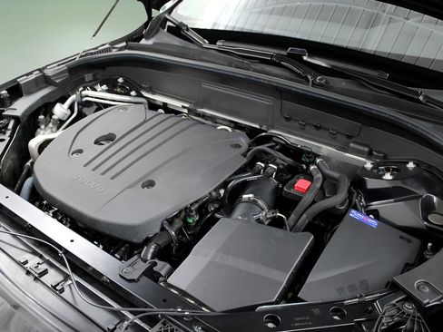 Used 2025 Volvo XC60 B5 Plus AWD/4WD image 37