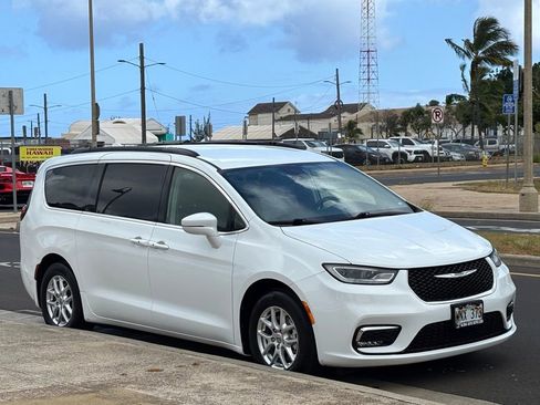 Used 2022 Chrysler Pacifica Touring-L FWD image 6