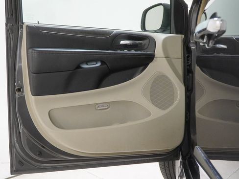 Used 2016 Chrysler Town & Country Touring w/ Driver Convenience Group FWD image 17