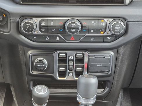 New 2025 Jeep Gladiator Sport image 28