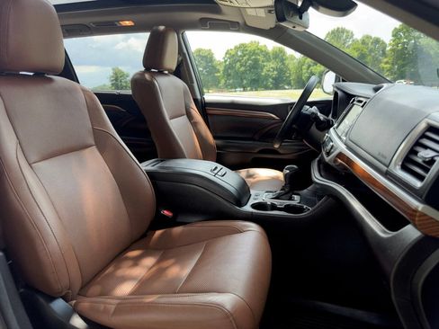 Used 2018 Toyota Highlander Limited Platinum AWD/4WD image 31