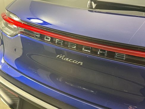 Certified 2025 Porsche Macan AWD/4WD image 34