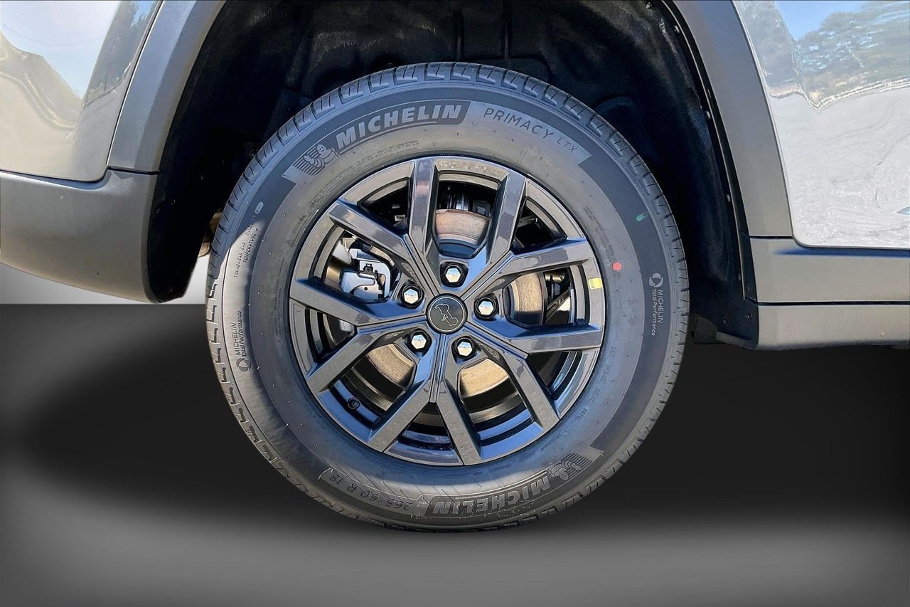 New 2027 Jeep Grand Cherokee Altitude RWD image 31