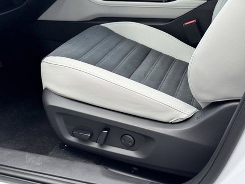 New 2025 Mitsubishi Outlander SE image 18