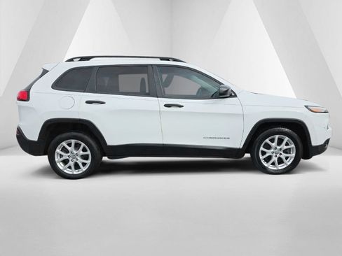 Used 2016 Jeep Cherokee Sport FWD image 4
