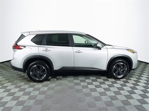 Used 2025 Nissan Rogue SV image 9