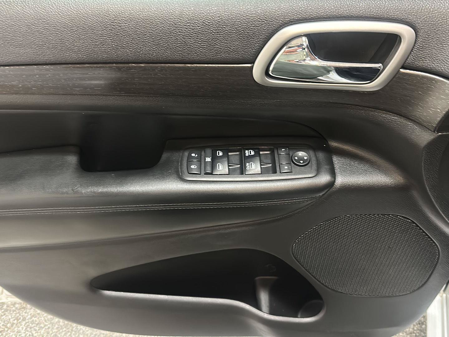 Used 2018 Jeep Grand Cherokee Altitude AWD/4WD image 17