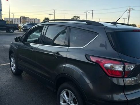 Used 2018 Ford Escape SE FWD image 3