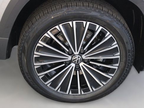 New 2025 Volkswagen Taos SE image 11