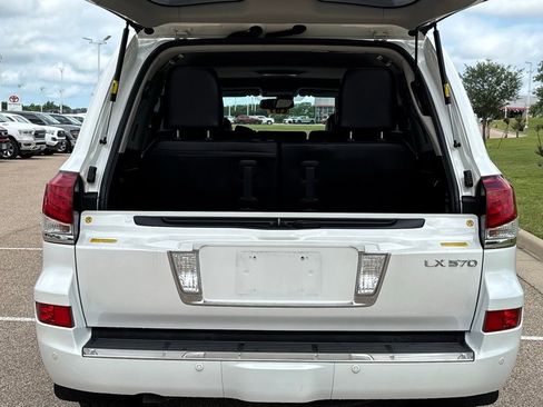 Used 2013 Lexus LX 570 4WD w/ Luxury Pkg image 8