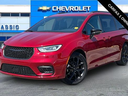 Used 2025 Chrysler Pacifica Limited FWD image 2