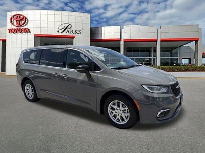 Used 2025 Chrysler Pacifica Select