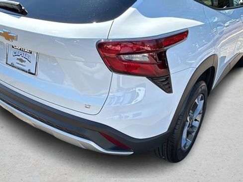 Used 2025 Chevrolet Trax LT FWD image 40