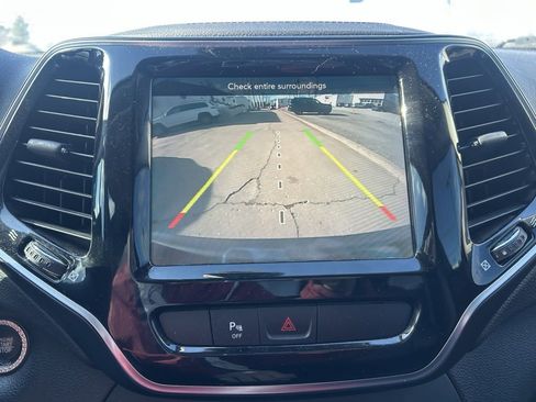 Used 2019 Jeep Cherokee Limited image 23