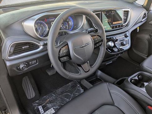 New 2026 Chrysler Pacifica Select image 3