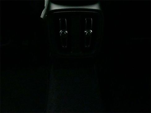 Used 2025 Volvo XC40 B5 Core image 21