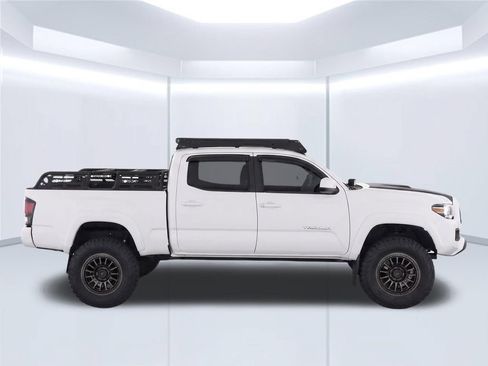 Used 2017 Toyota Tacoma TRD Off-Road AWD/4WD image 10
