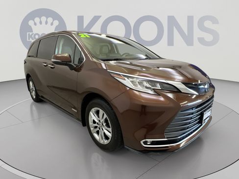 Used 2021 Toyota Sienna Limited FWD image 2