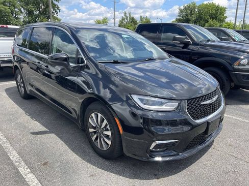 Used 2023 Chrysler Pacifica Touring-L FWD image 13