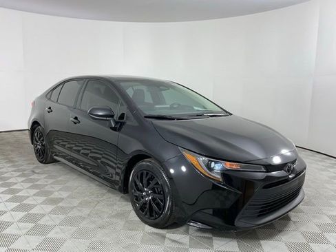 Used 2025 Toyota Corolla LE image 3