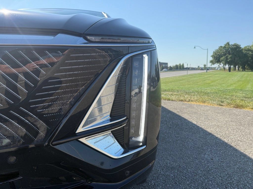 Certified 2024 Cadillac Lyriq Luxury AWD/4WD image 10
