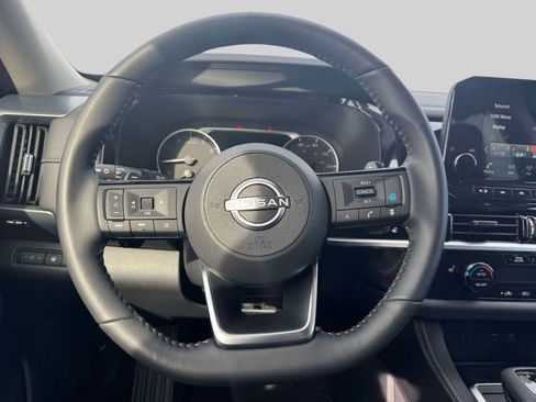 Used 2025 Nissan Pathfinder SL FWD image 14