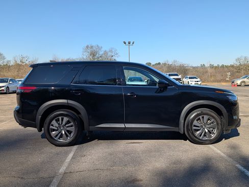 Used 2025 Nissan Pathfinder S image 10