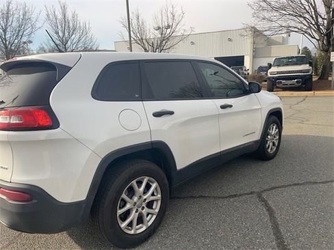 Used 2015 Jeep Cherokee Sport image 3