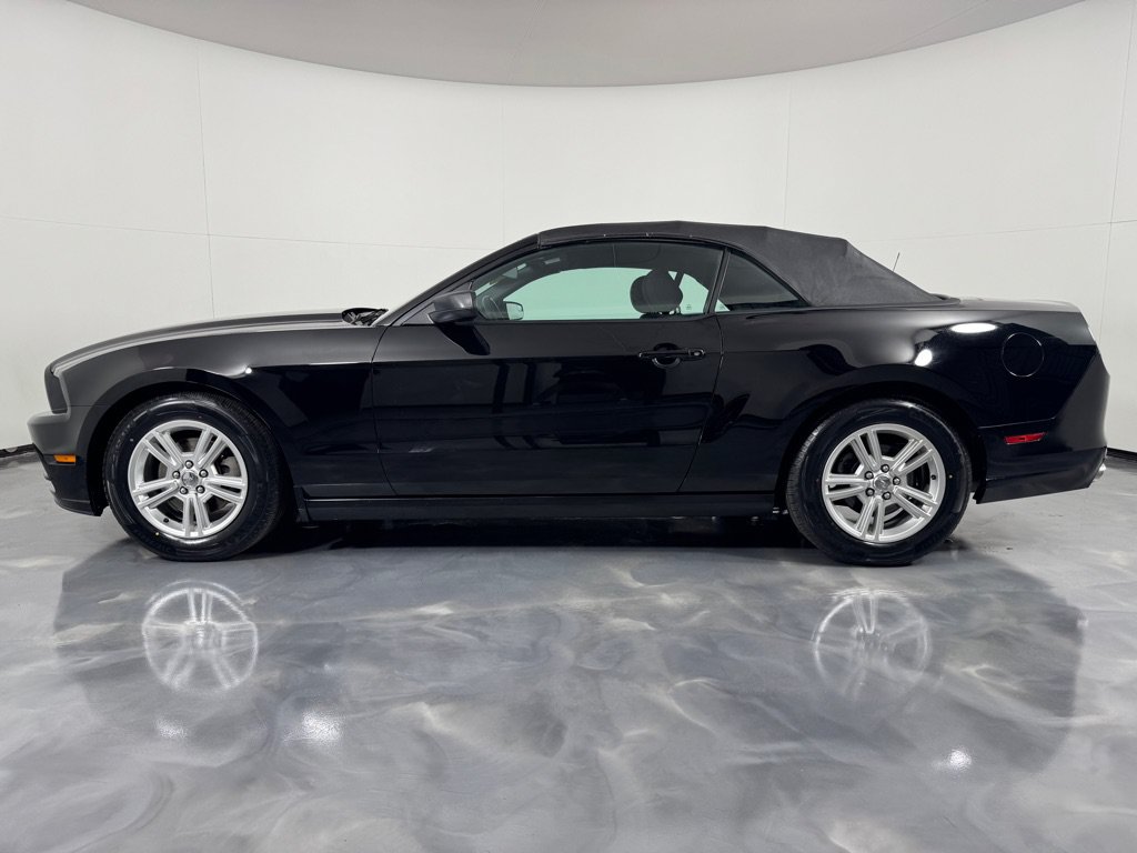 Used 2013 Ford Mustang Convertible RWD image 29