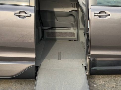 Used 2016 Toyota Sienna LE FWD image 17