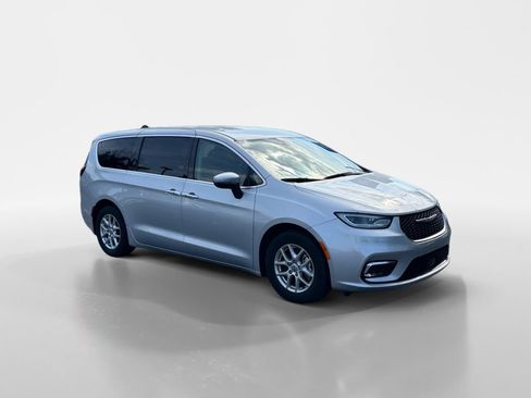 Used 2023 Chrysler Pacifica Touring-L FWD image 2