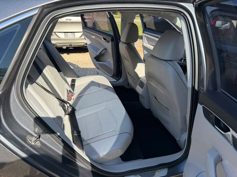 Used 2017 Volkswagen Passat 1.8T R-Line image 11