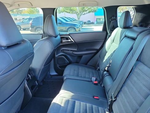 Used 2023 Mitsubishi Outlander SE image 14