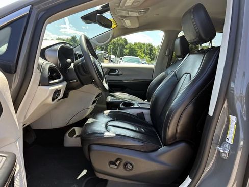 Used 2022 Chrysler Pacifica Touring-L FWD image 15