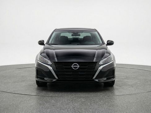 Used 2025 Nissan Altima 2.5 SV image 2