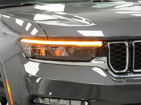Used 2025 Jeep Grand Cherokee Limited AWD/4WD image 9
